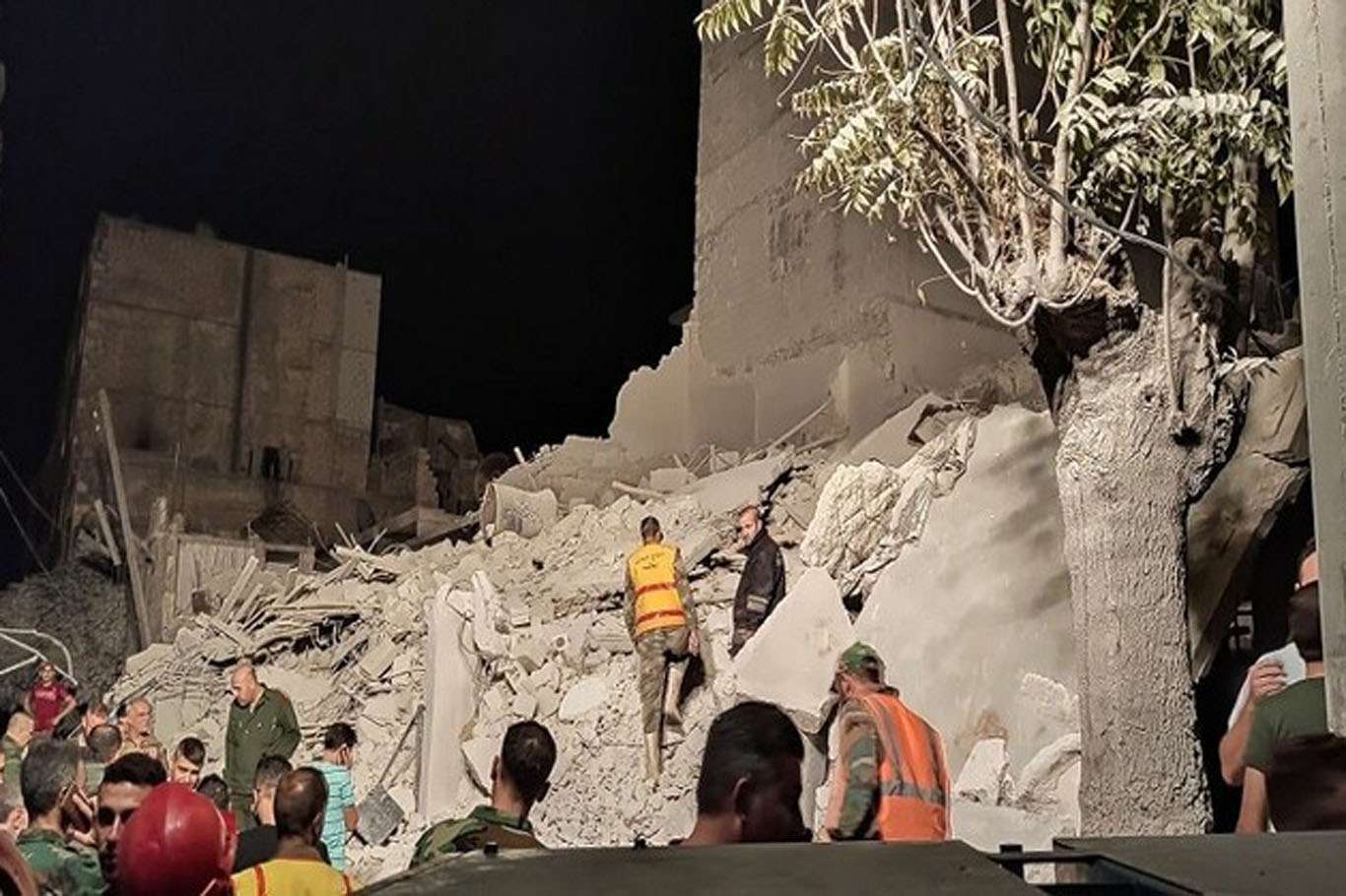 Halep'te bir bina çöktü: 4 ölü